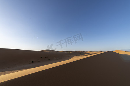 沙漠蓝天摄影照片_腾格里沙漠摄影图