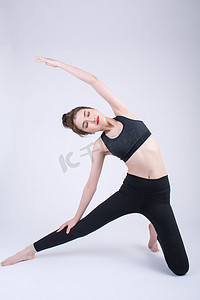 瑜伽动作摄影照片_瑜伽锻炼美女运动