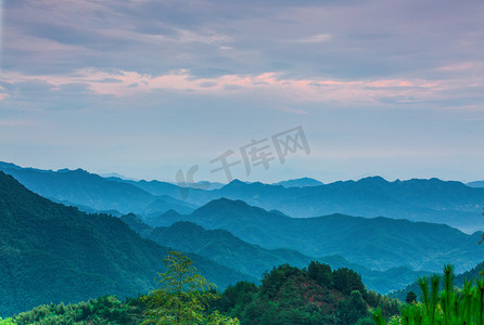 高山山峰树木摄影图