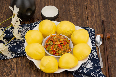 玉米馒头炒菜摄影图