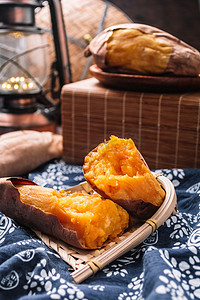 红薯装盘摄影照片_ 美食特色小吃烤地瓜摄影图