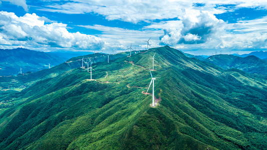 定期做毛囊清洁摄影照片_航拍绿山风力发电站摄影图