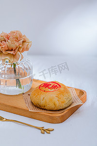  中秋美食月饼苏皮鲜肉摄影图