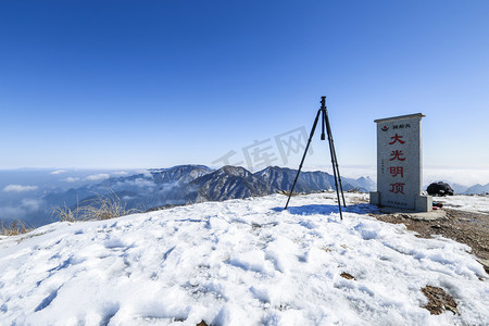 高山雪景摄影三脚架摄影图