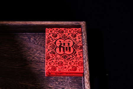 红包素材摄影照片_春节素材木盘里的红包摄影图
