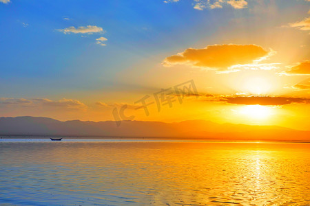 风景图夏天摄影照片_夕阳落日茶卡盐湖水摄影图