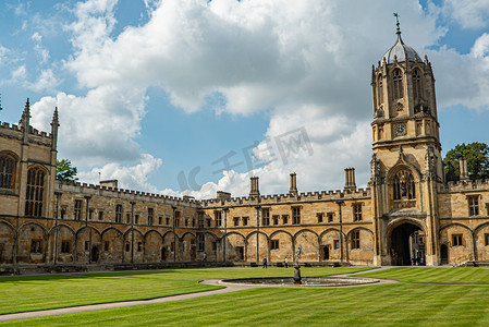 蓝天白云草地摄影照片_英国牛津大学教学楼前草地摄影图