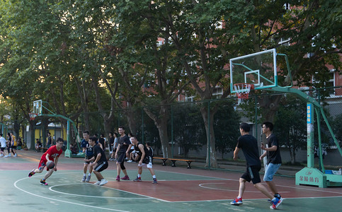 学生篮球场