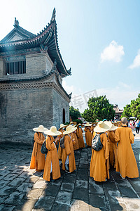 西安大雁塔和朝拜僧团摄影图
