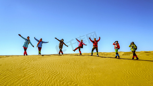 内蒙古库布其沙漠秋季旅游人物摄影图