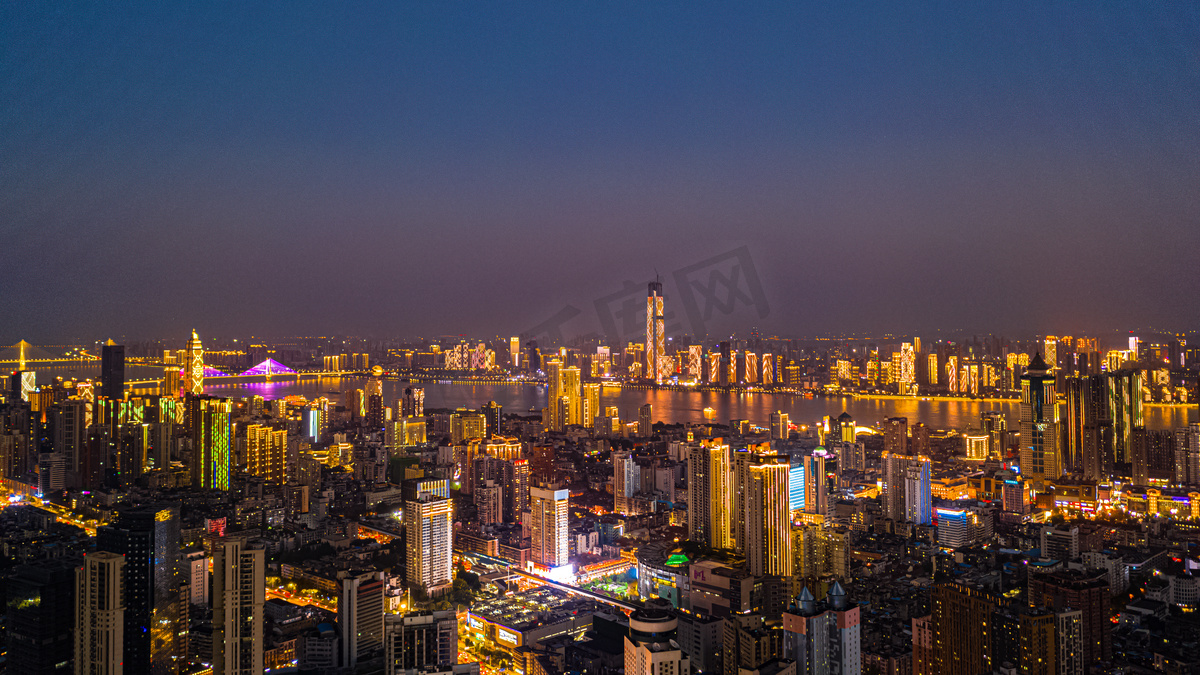 看护站内灯光 护航新年光亮