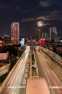 中秋摄影照片_城市都市夜景月亮中秋车水马龙摄影图