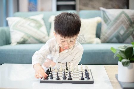 玩国际象棋的小男孩