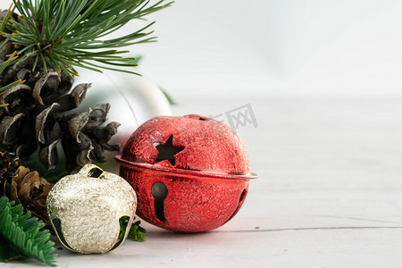 圣诞节装饰铃铛松枝摄影图