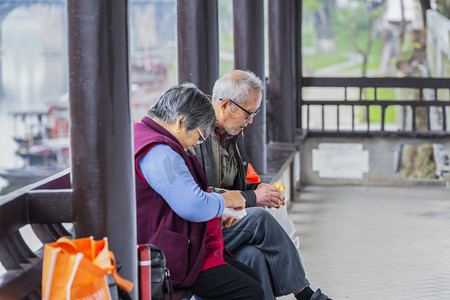 重阳节车摄影照片_城市公园里休息的老人照片