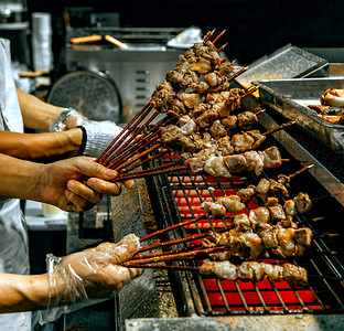 烤羊肉串摄影照片_呼和浩特夜市烤羊肉串摄影图