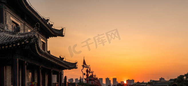 城市日落摄影照片_日落时分的西安古城墙景色