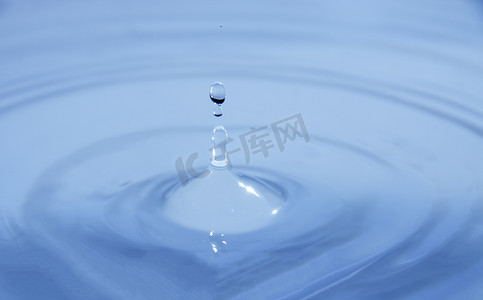 水滴水滴摄影照片_水滴落入水中高速连拍摄影图