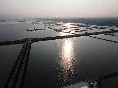 夕阳下运城七彩盐湖摄影图