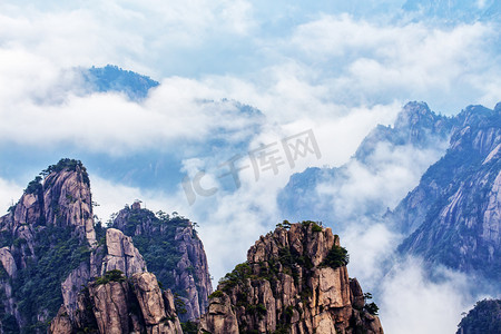 山峰照片摄影照片_山峰云海的照片