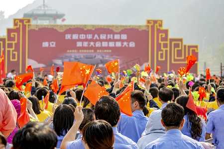 迎中秋庆国庆摄影照片_国庆节庆祝人群摄影图