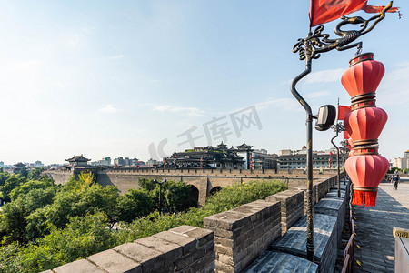 西安古城墙城垛和灯笼摄影图