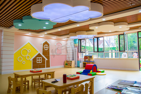 宽敞明亮的幼儿园教室摄影图