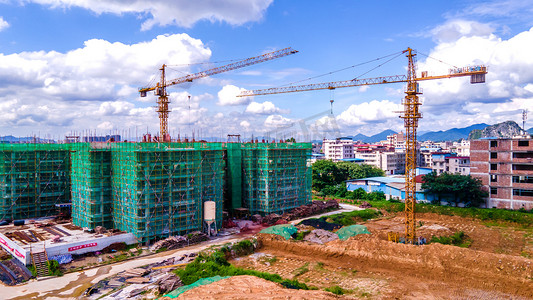 建筑工地摄影照片_楼盘建筑工地塔吊蓝天白云城市建设摄影图