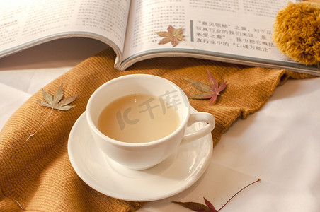 喝奶茶的肥胖摄影照片_秋天枫叶休闲桌面摄影图
