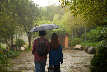 雨风景摄影照片_秋天的风景雨中散步的情侣下雨天摄影图