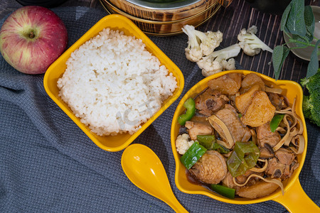  美食红烧鸡块米饭摄影图