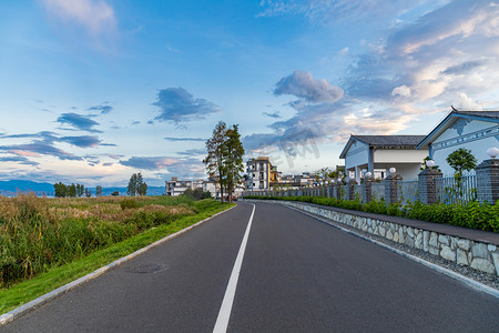 夕阳下的洱海道路