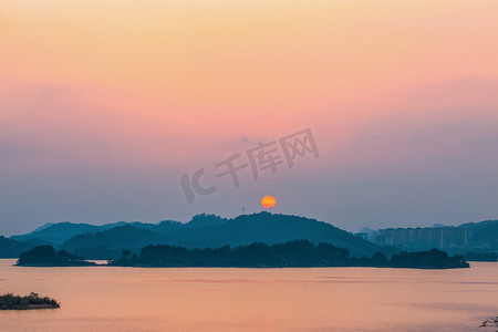 日落照片摄影照片_千岛湖晚霞日落湖面的风景照片