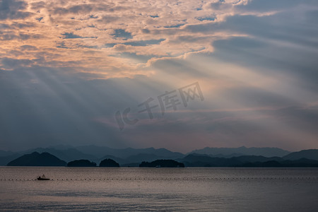 天空摄影照片_湖面上天空的耶稣光照片