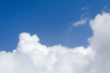 你好十月简约海报摄影照片_简约蓝天白云摄影图