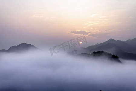 太阳云海摄影照片_山峰和太阳摄影图
