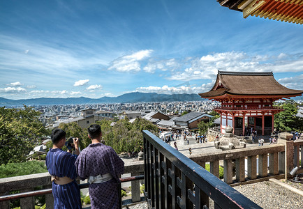 清水寺摄影照片_眺望清水寺的旅行者