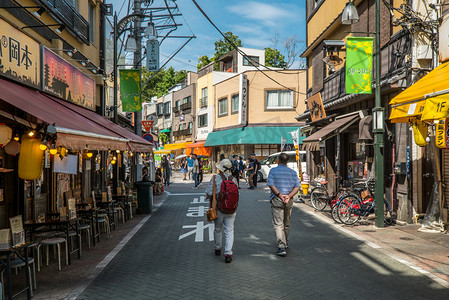 漫步浅草的旅行者