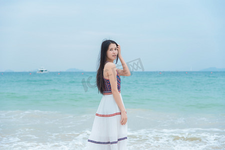 沙滩夏日旅游摄影照片_海边的女孩