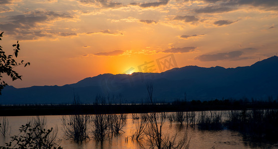 夕阳落山湖景摄影图