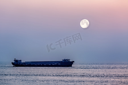 中秋国庆月亮摄影照片_轮船月亮和海面摄影图