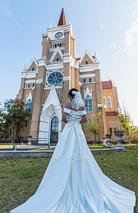 走进心灵摄影照片_欧式婚礼新娘走进教堂的照片摄影图