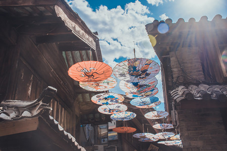 手绘装饰插画咖啡摄影照片_云南古镇油纸伞风情摄影图