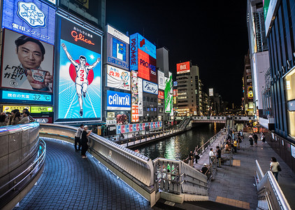 摄影日本摄影照片_大阪心斋桥经典跑步小人图案摄影图