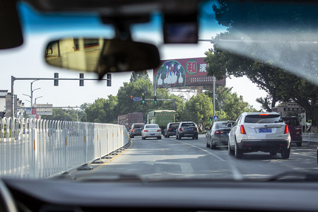 旅游季摄影照片_公路汽车栏杆摄影图