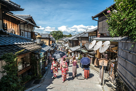 唐朝元宵街道摄影照片_穿和服走在京都古街道上的姑娘们