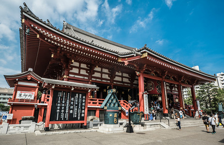 东京旅游摄影照片_广角仰拍东京浅草寺大殿的正面摄影图