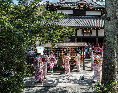 日本和服摄影照片_神庙前祈福的日本姑娘们