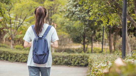 毕业季人物人物摄影照片_人物背影图