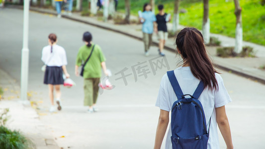 高考加油摄影照片_学生放学回家图